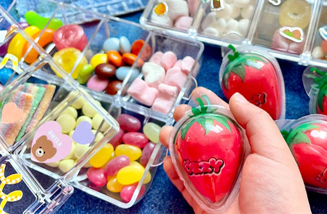 写真:いちごグミとお菓子