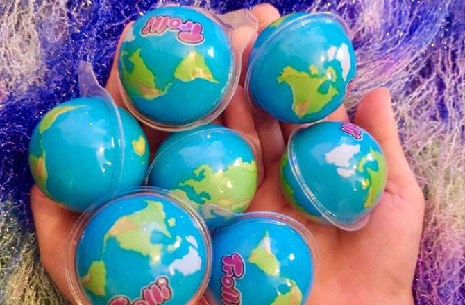 写真:3D宇宙ステーション&地球グミ