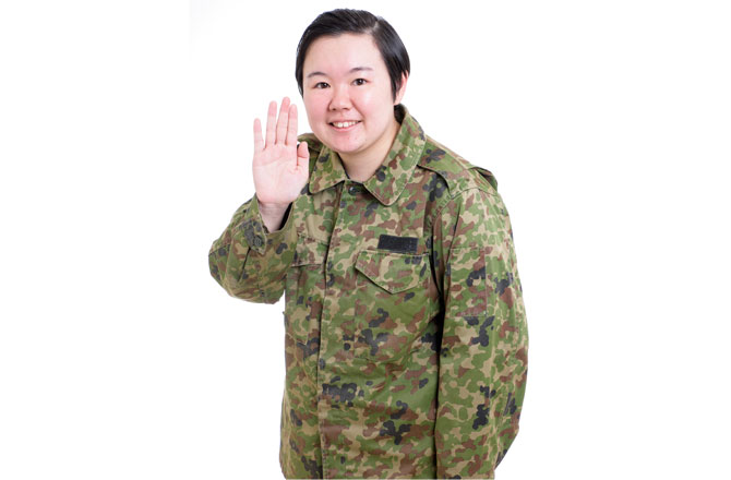 写真:自衛官ピン芸人「やす子」