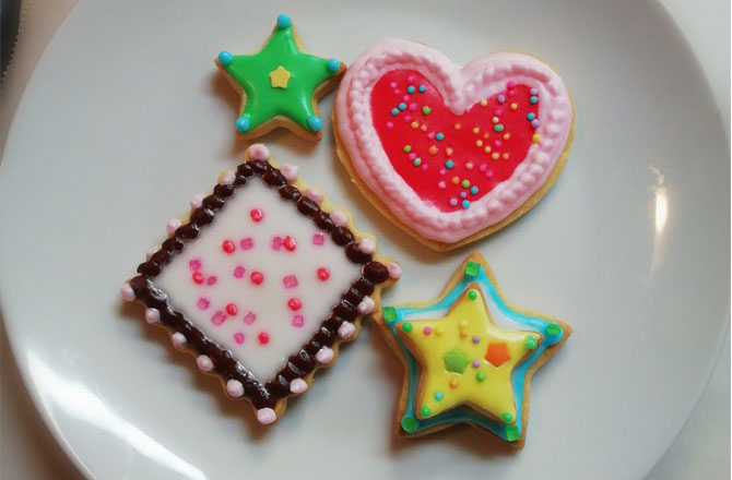写真：ハート、ひし形、星形のアイシングクッキー