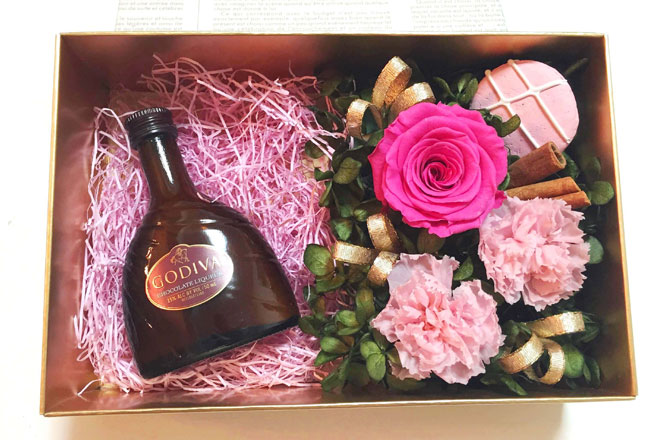 写真:ゴディバリキュールを添えたプリザーブドフラワーのBOX