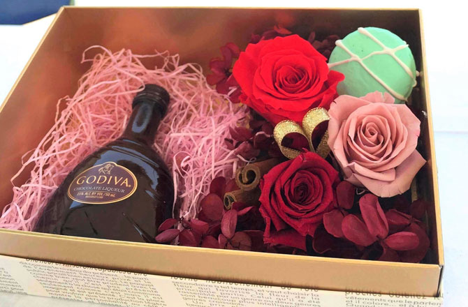 写真:ゴディバリキュールを添えたプリザーブドフラワーのBOX