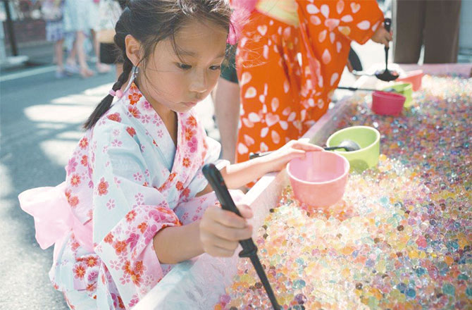 写真:ボールすくいをする女の子