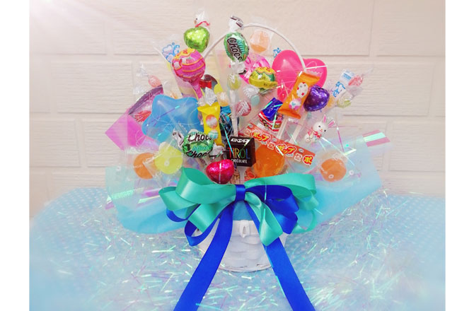 写真:お菓子を詰めたブーケ