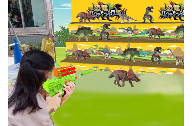 写真:恐竜射的をする女の子