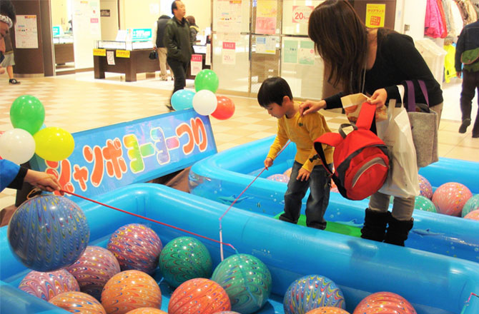 写真:ジャンボヨーヨー釣り
