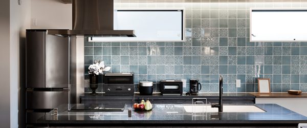 写真：シックなデザインのアイランドキッチン　無垢スタイル建築設計
