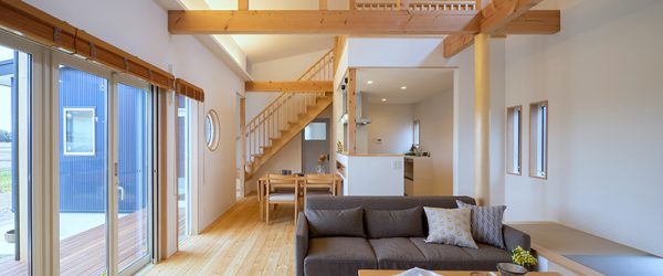 写真：吹き抜けのあるリビング　無垢スタイル建築設計