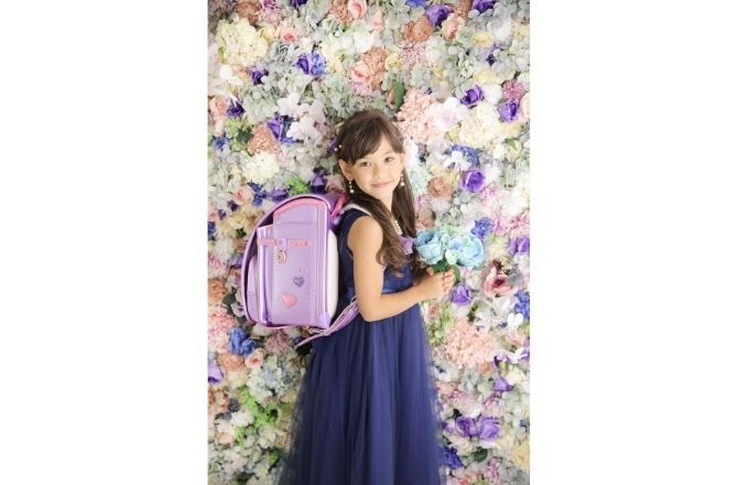写真:ラベンダー色のランドセルを背負った女の子