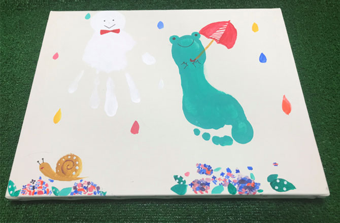 写真:カエルの手形・足形アート