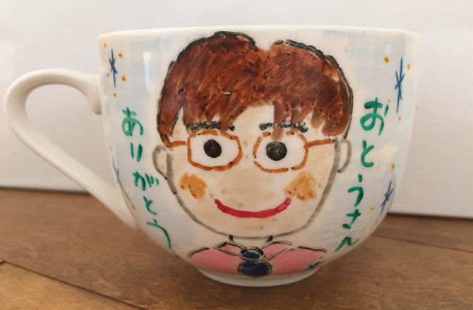 写真:お父さんの似顔絵が描かれたマグカップ