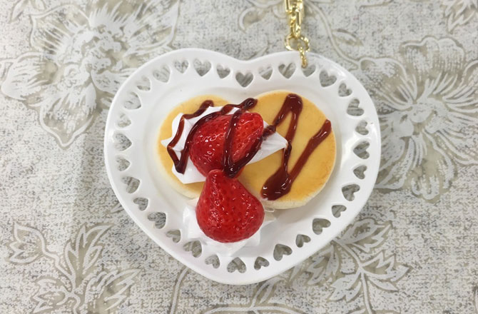 写真:ハートのお皿に乗ったパンケーキのキーホルダー