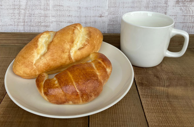 写真：フランスパンとクロワッサンの食品サンプル