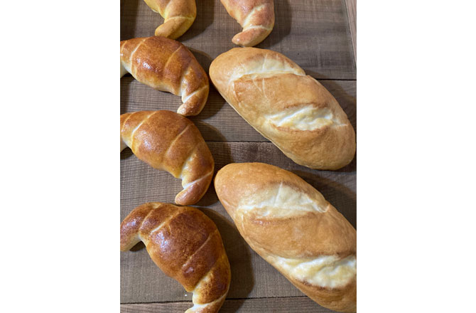 写真：フランスパンとクロワッサンの食品サンプル