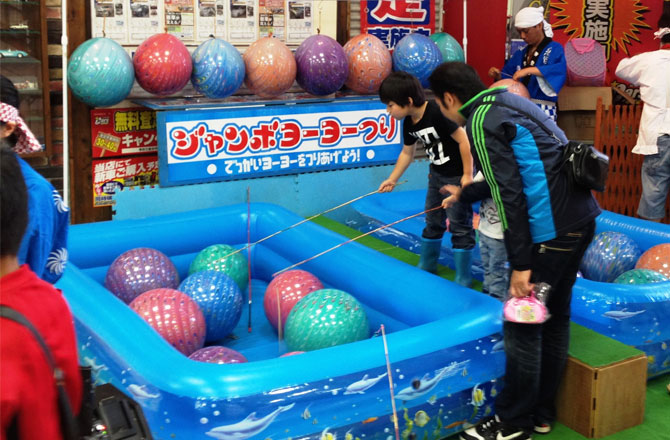 写真:ジャンボヨーヨーをする親子