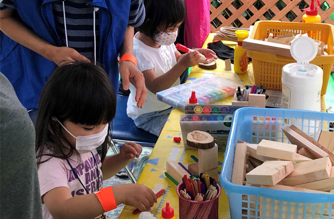 写真：DIYする子ども