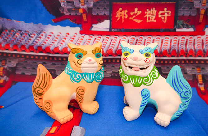 写真:絵付けされたシーサー