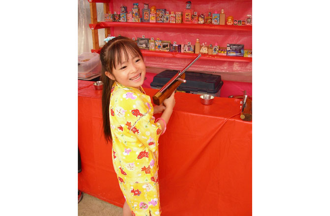 写真:射的をする女の子