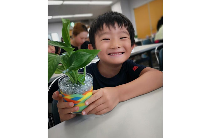 写真:カラーサンドアートを創る男の子