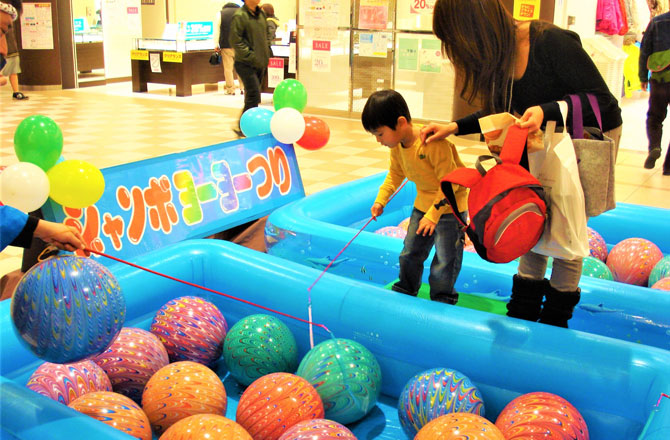 写真:ジャンボヨーヨー釣り
