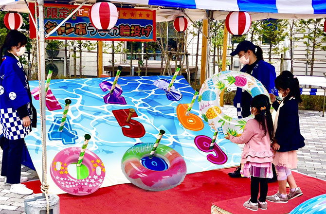 写真:ジャンボ浮き輪投げ