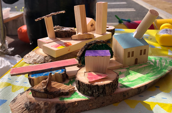 写真:丸太、木材によるDIY作品