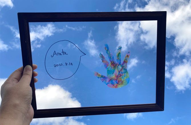 写真：青空にかざす手形アート