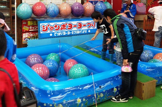 写真:ジャンボヨーヨー釣り