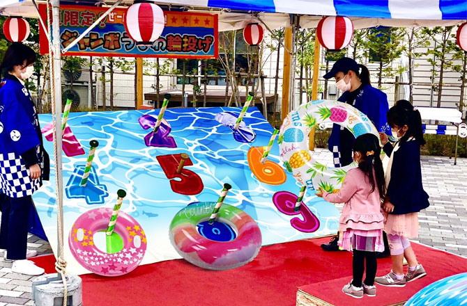 写真:ジャンボ輪なげをする女の子