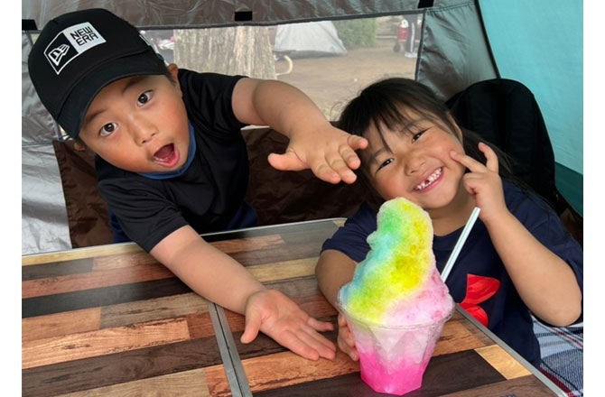 写真:かき氷を食べる男の子と女の子