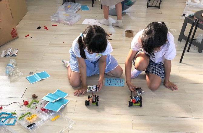 写真:ロボットの仕組みを勉強する女の子