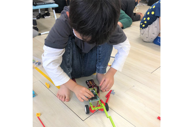 写真:ロボットの仕組みを勉強する男の子