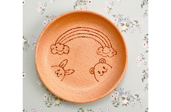 写真:底に模様が描かれた木皿