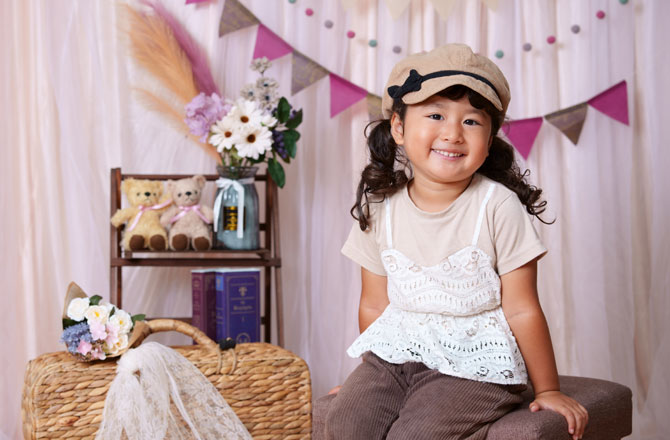 写真:撮影を受ける女の子