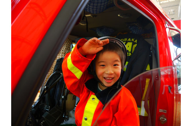写真：消防士体験をする子ども