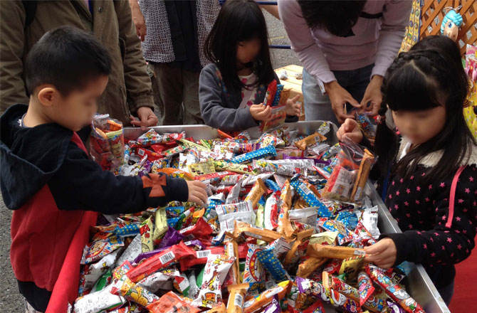 写真:駄菓子詰め放題