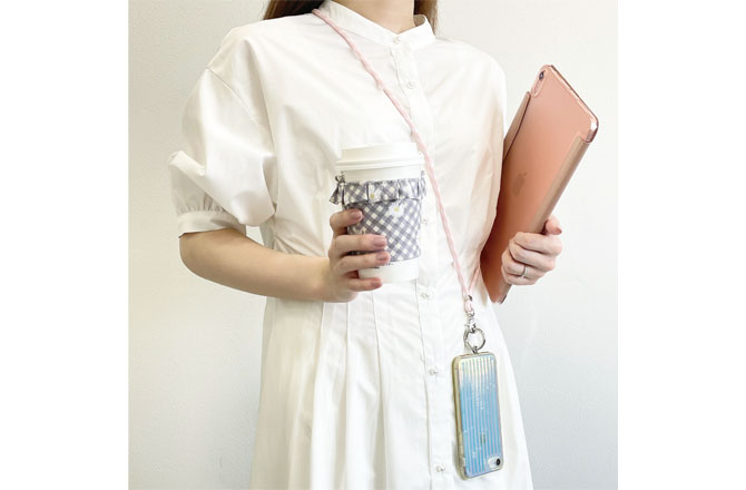 写真:スマホショルダーケースを身に着ける女性