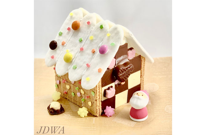 写真：お菓子の家とサンタクロース