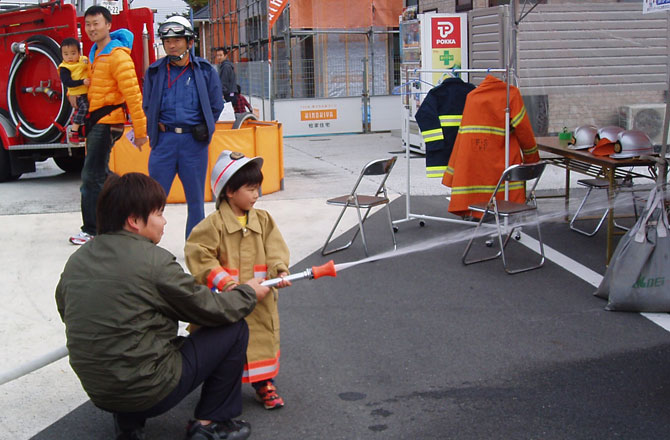 写真：消防車と子ども