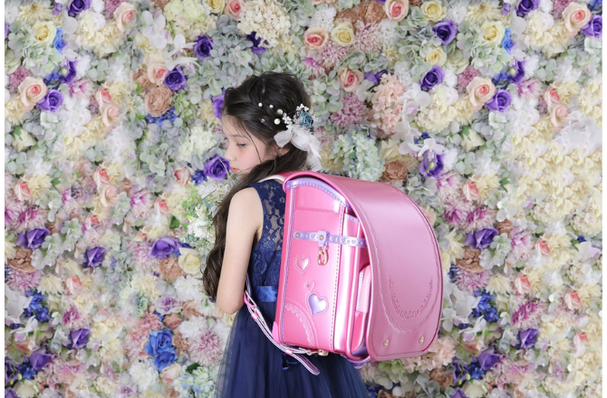 写真:ラベンダー色のランドセルを背負った女の子