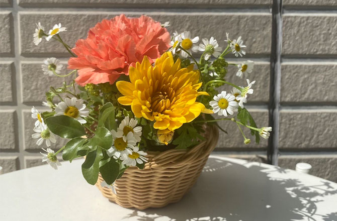写真:ロスフラワーを減らす小さな生け花体験