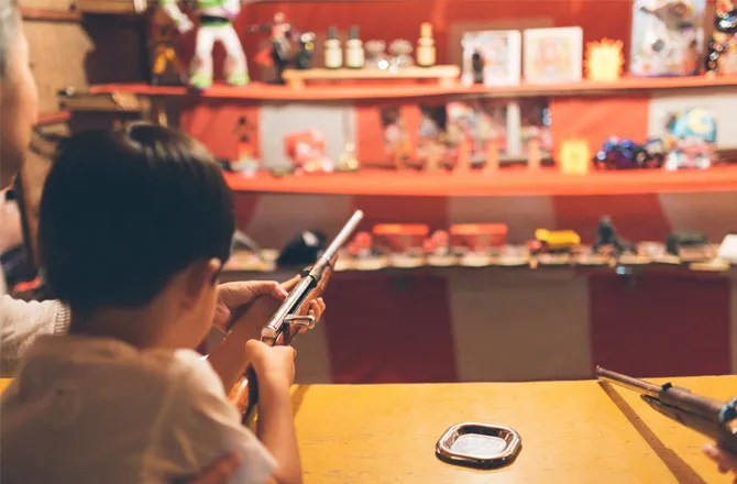 写真：射的をする男の子