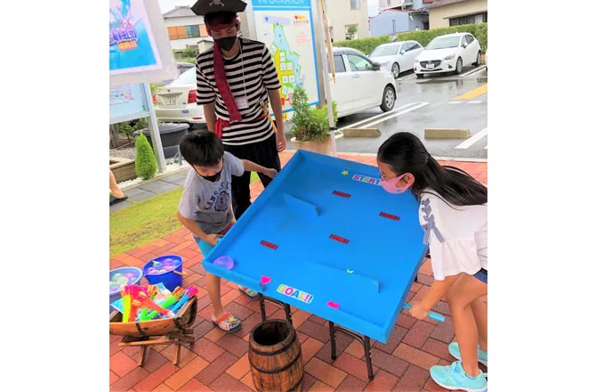 写真:ヒヤヒヤ水風船障害物ゲーム