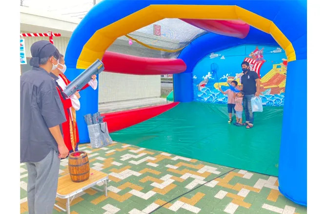 写真:水風船バズーカキャッチゲーム