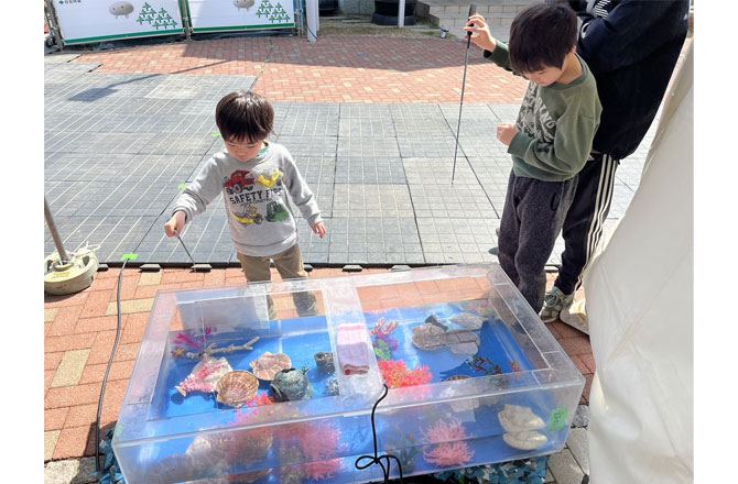 写真：貝を釣る男の子