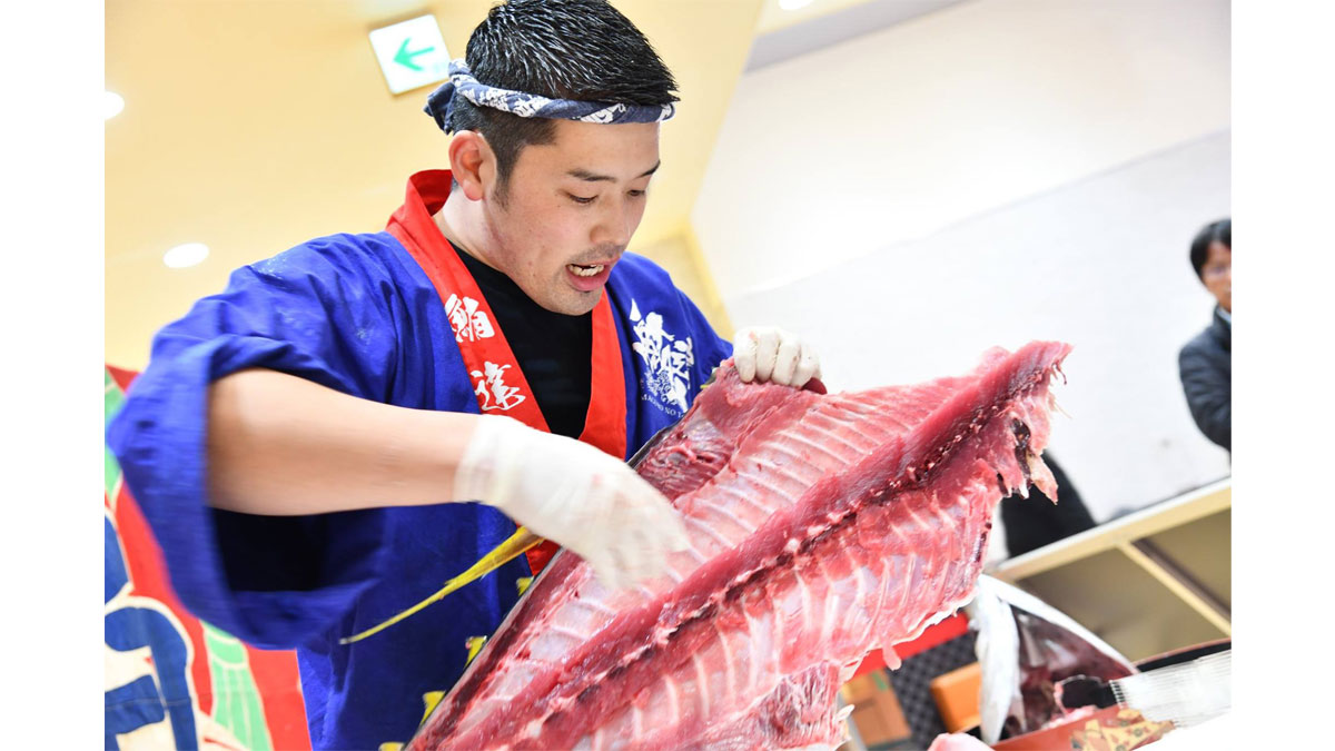 キハダマグロ解体ショー＆にぎり寿司プレゼント