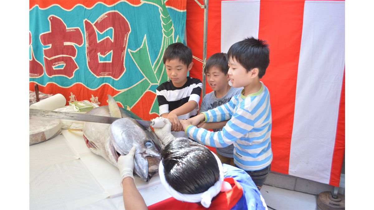 キハダマグロ解体ショー＆にぎり寿司プレゼント