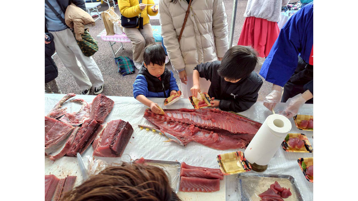 キハダマグロ解体ショー＆にぎり寿司プレゼント