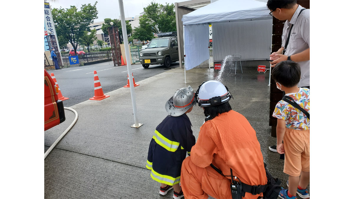 消防車の放水体験＆なりきり衣装で記念撮影