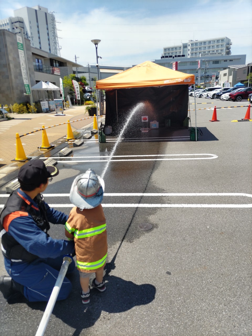 消防車の放水体験＆なりきり衣装で記念撮影